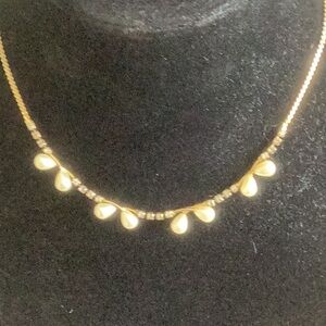 Fashion pearl necklace.     E